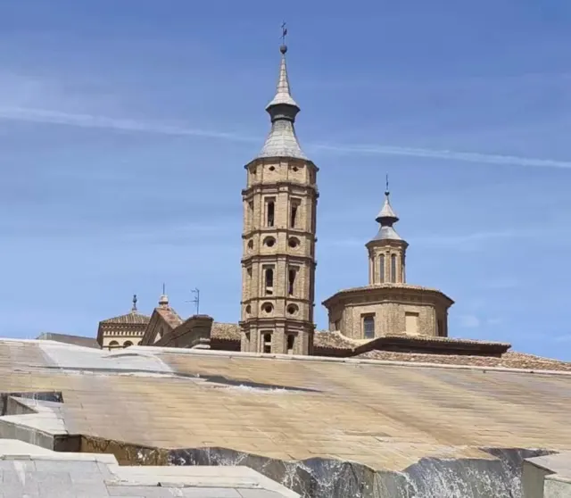 La plaza del Pilar y el Puente de Piedra 
