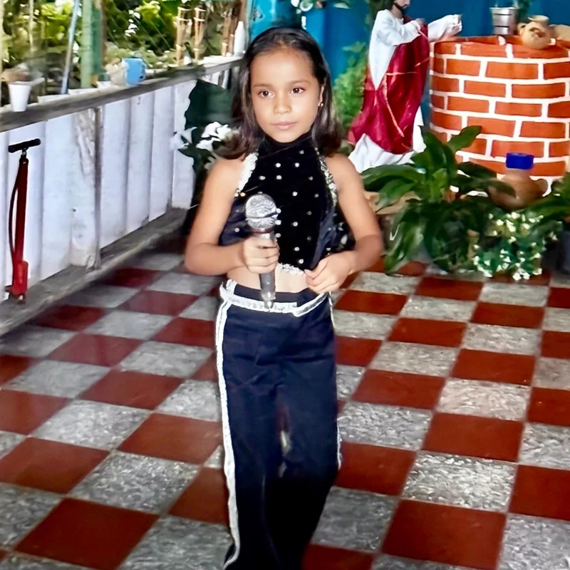 Gabriela Aguilar, cantando cuando era una niña