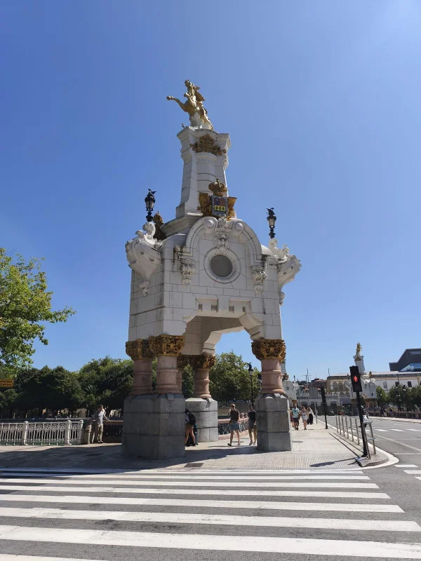 Monumento obelisco Puente de María Cristina